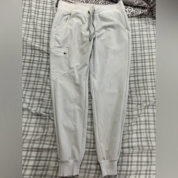 Figs Classic White Scrub Top and Jogger Pants - Picture 2 of 5